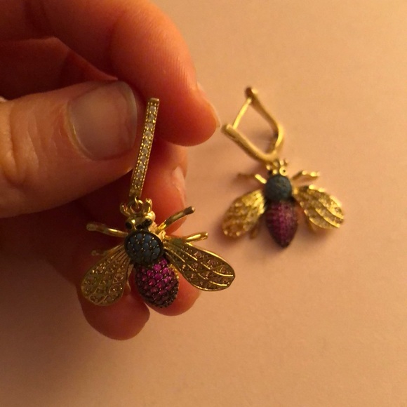 Bee Earings - Picture 2 of 3